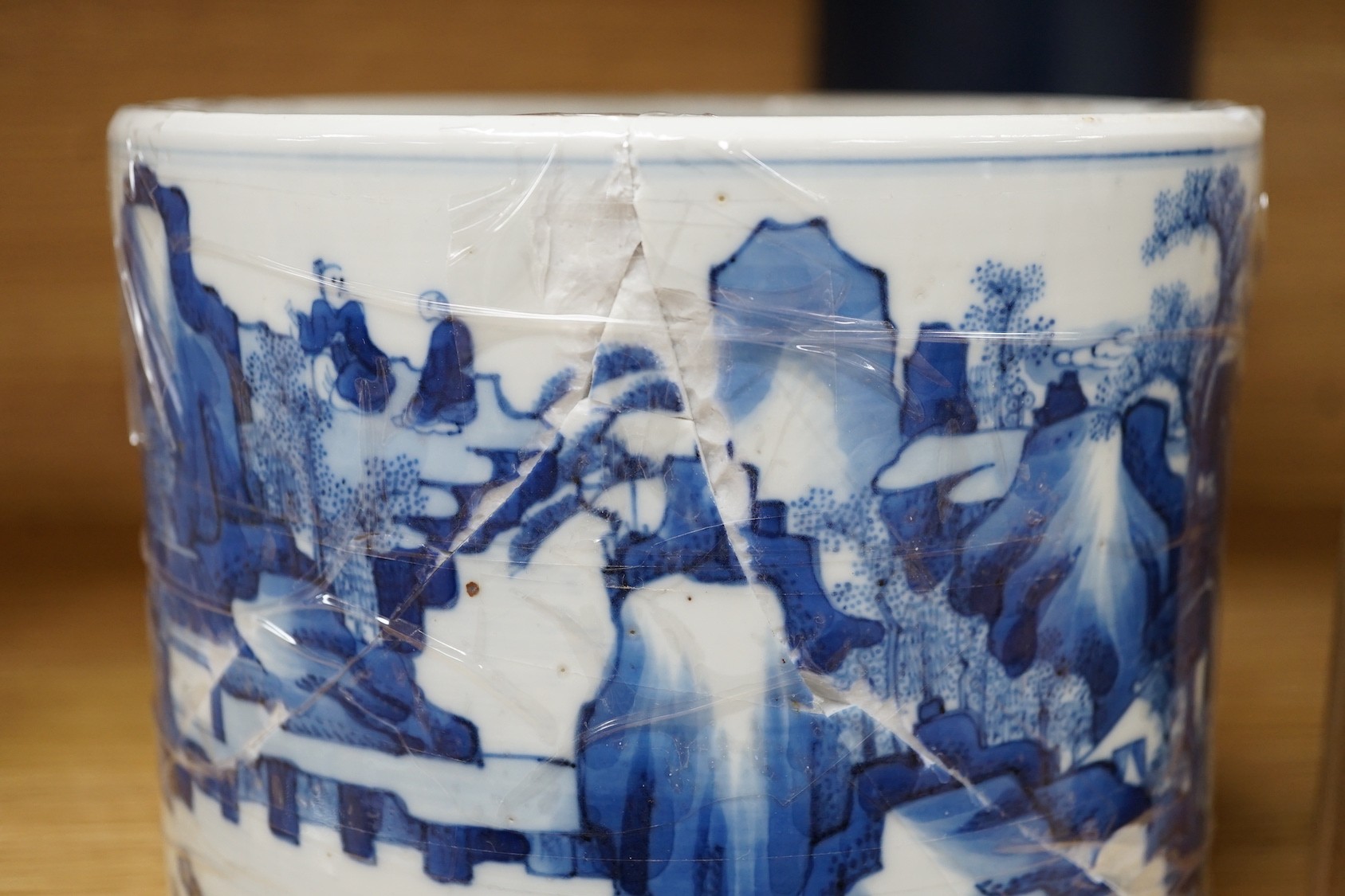 A Chinese blue and white brushpot a.f. 16cm